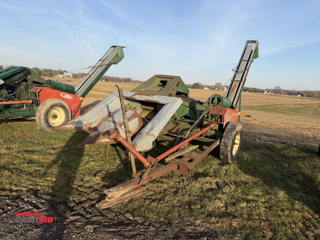 Lot 1-19122 - (1) New Idea 324 2-Row Corn Picker, S/N 300431, husking bed is 327-12 row bed for parts.