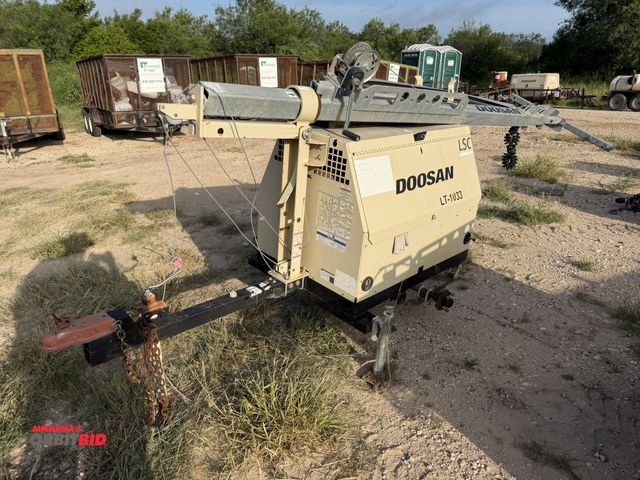 Lot 1-9533 - (1) Doosan LSC light tower, 3-cylinder diesel engine, extendable tower with hand crank, mounted on s...