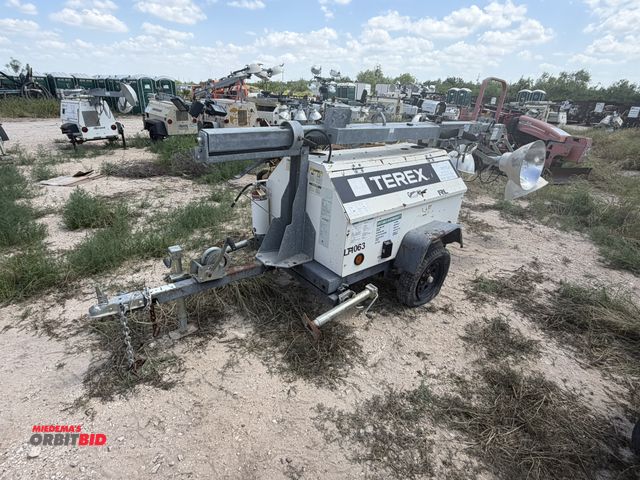 Lot 1-9504 - (1) 2011 Terex RL4000 4-light extendable tower with 3-cylinder diesel engine, hand crank, mounted on...