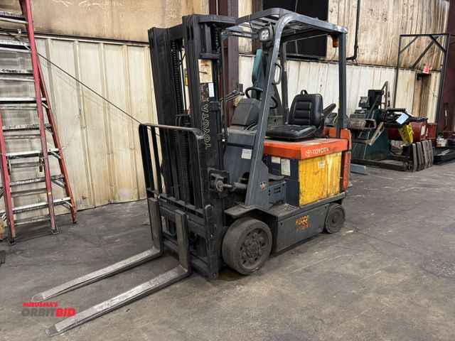 Lot 1-19807 - Toyota (1) Toyota, model F7BCU-25, 48V, 189" max lift height, 3-stage mast, 5000 lb. capacity, 3666 ...