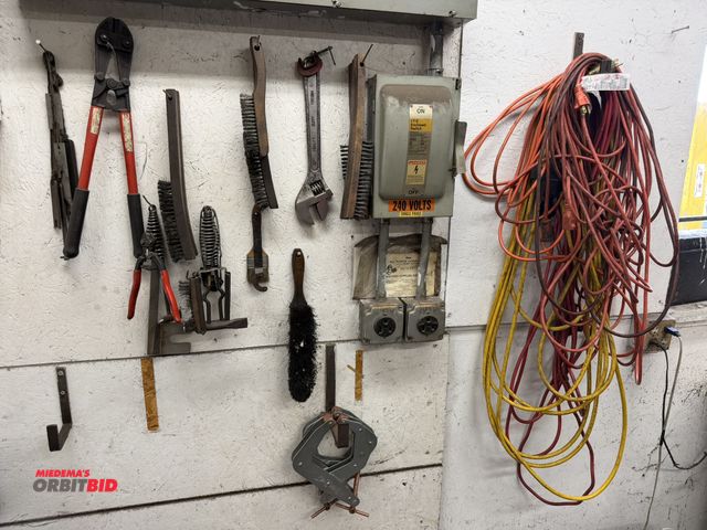 Lot 1-6436 - Lot including (2) Kant Twist 6D clamps, various wire brushes, bristle brushes, (1) Ridgid, model U18...