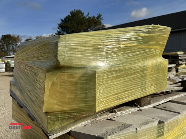 Lot 1-15791 - (7) skids of concrete columns, 27" long x 6.5" x 6", and (2) skids of assorted landscape stones.