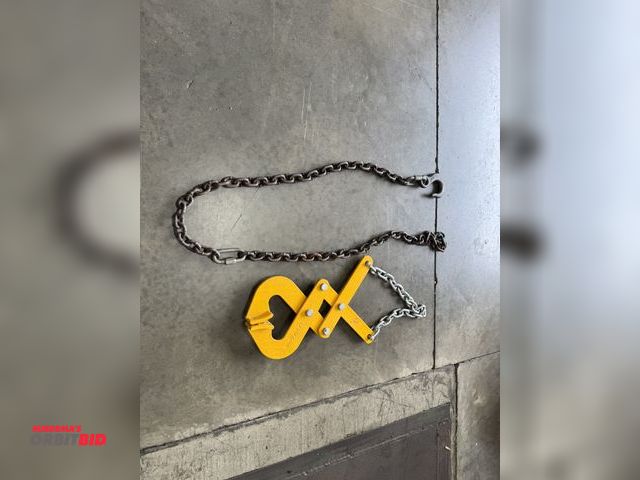 Lot 1-19558 - (1) Global pallet puller hook, and (1) chain with 1/2" hook.