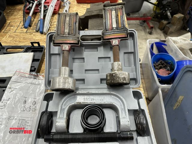 Lot 1-545 - (1) Universal joint 3-in-1 service kit, model 38335, with case, and (2) alignment tools.