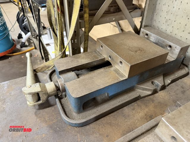 Lot 1-12423 - (1) heavy duty 8" machinists vise with handle.