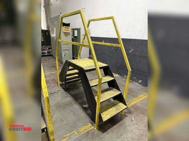 Lot 1-5473 - (1) approx. 6' long, 2-sided, 4-step platform with platform at 37" tall, approx. 25" deep with 36.5"...