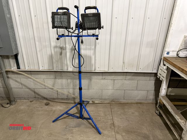 Lot 1-15083 - (1) Master Tradesman dual Halogen lamp work light with adjustable height collapsible stand.