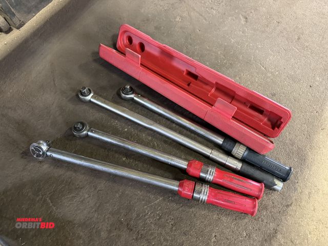 Lot 1-18454 - Lot of (4) various torque wrenches, includes 2 1/2" drive, and 2 3/8" drive.
