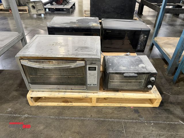 Lot 1-5400 - (1) Oster, model TSSTTVXLDG-001, 120V, 1500 watt toaster oven, (1) Walmart brand, model MG10BFK-B, 1...