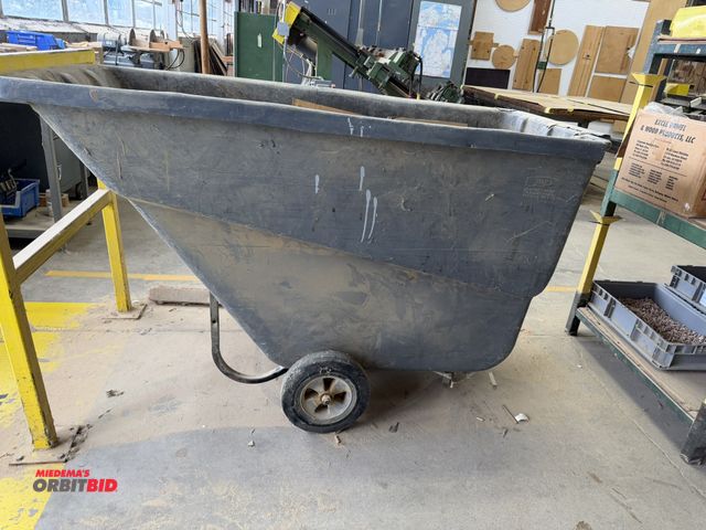 Lot 1-16173 - (1) Rubbermaid approx. 1 cubic yard capacity cube truck.
