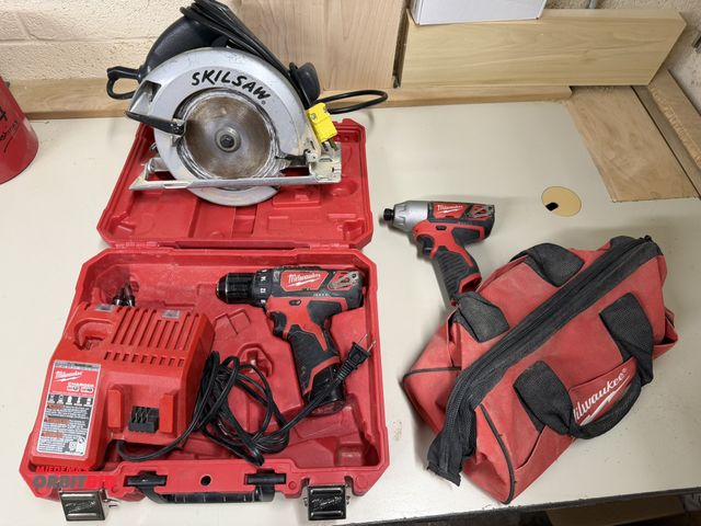 Lot 1-16384 - Lot of assorted power tools, includes (1) Skil, model 5656, 7 1/4", 120V, 5500 RPM circular saw, (1)...