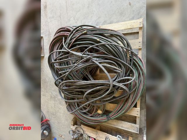 Lot 1-1418 - (1) skid of assorted oxygen/acetylene hoses, all are used, some appear to be cut, unknown condition.