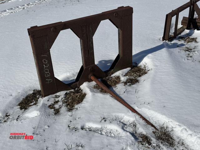 Lot 1-11579 - (1) loader tractor single point bale spear, spear is 44" long, attachment brackets are 39" on center...