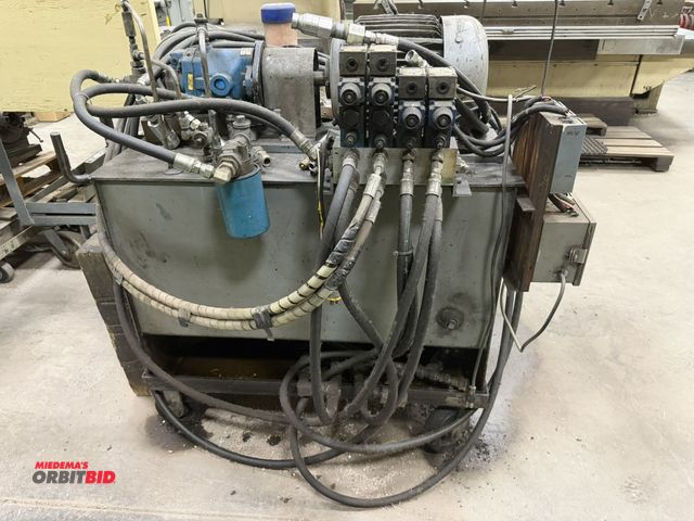 Lot 1-728 - (1) Sperry Vickers portable hydraulic unit, with Vickers A900 pump, with a 36" length x 18" height x...