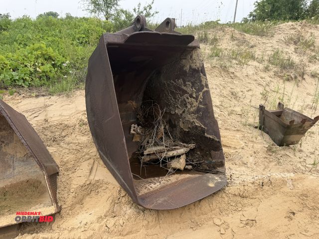 Lot 1-18339 - (1) excavator bucket, approx. 42" wide x 65" deep.