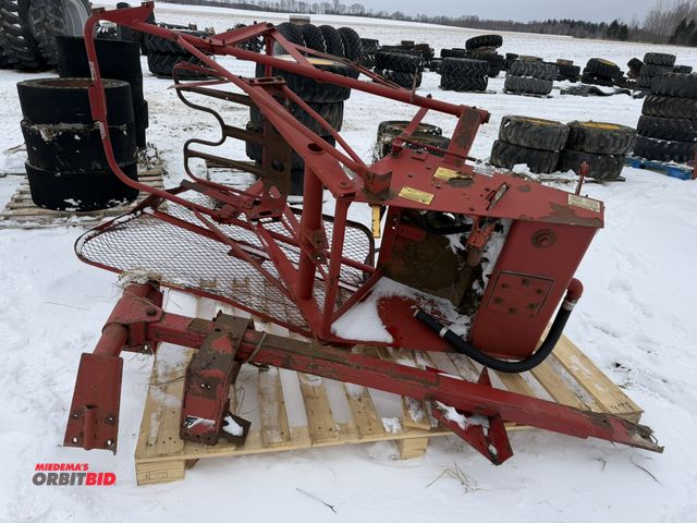 Lot 1-11701 - (1) Ford New Holland small square bale thrower, model 75, S/N 767642.