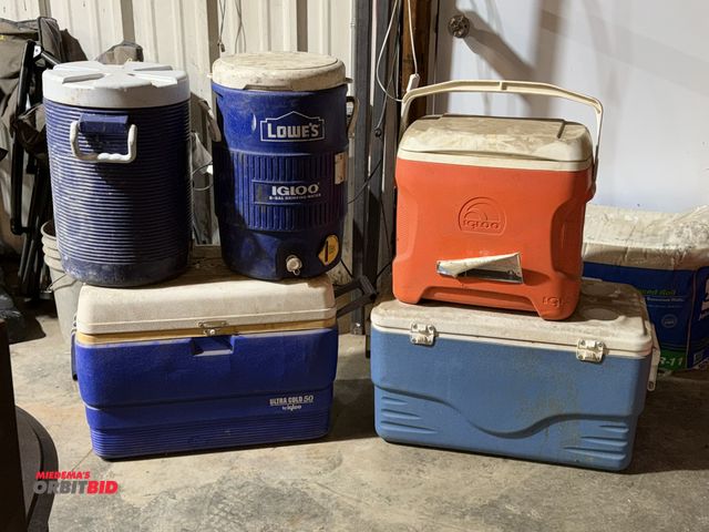 Lot 1-1510 - Lot of assorted coolers, includes (1) Coleman 25" x 14" x 14", (2) Rubbermaid 5 gallon drinking wate...