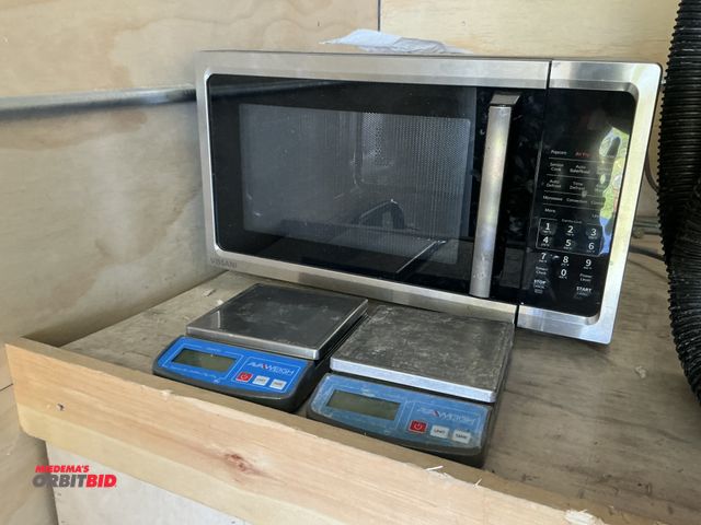 Lot 1-19427 - Vissani - Microwave Oven (1) Vissani stainless steel front microwave oven lot also includes (2) AVAW...