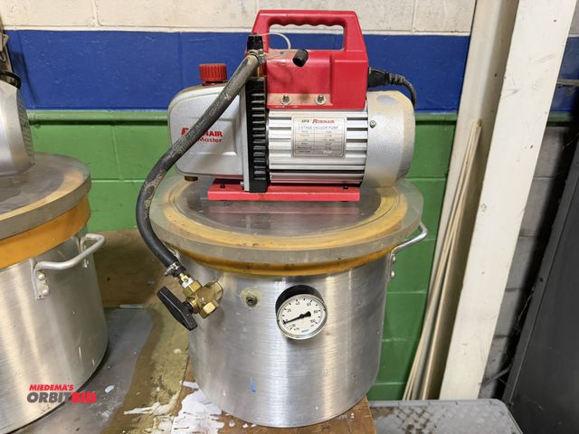 Lot 1-18636 - (1) Robinair VacuMaster 2-stage vacuum pump with plexiglass top, 14" diameter x 12" tall aluminum po...