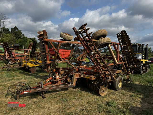 Lot 1-19708 - (1) Krause Plow Corporation disc, model 4969, S/N 2280, 30' wide disc with wings, tandem axle wheels...