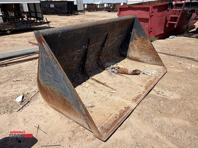 Lot 1-18314 - (1) CAT loader bucket, 105" wide, bolt on cutting edge, approx. 3 yard bucket