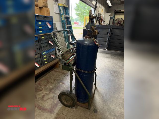 Lot 1-6417 - (1) oxygen/acetylene tank cart with approx. 20' of hose, (2) torch heads, miscellaneous accessories,...