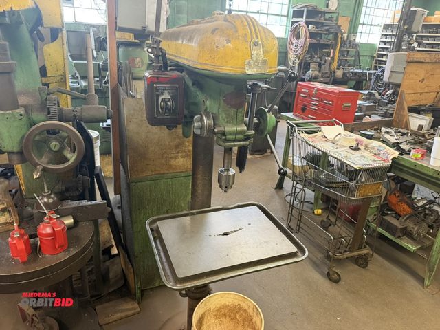 Lot 1-18573 - (1) Atlas, model unknown, drill press, S/N 84-9469, with a 17" x 12.5" adjustable height table, Jaco...