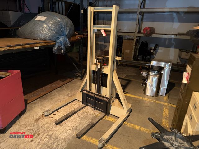 Lot 1-4955 - Crown Walk Behind 12 volt electric pallet Jack 
(1) Crown model 20BS 12 volt walk behind lift S/N1A1...