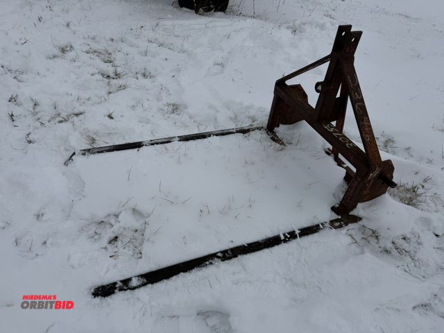 Lot 1-10434 - (1) 3 pt. mount bale spear/fork attachment with 48" long forks.