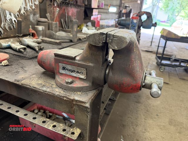 Lot 1-18575 - (1) Snap-On 6" bench vise, currently mounted to bench, winning bidder responsible for proper dismoun...