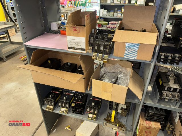 Lot 1-6422 - Contents of shelf with assorted Square-D breakers, includes 20 amp FR24020AC, 3 phase, 15 amp, 3 pha...
