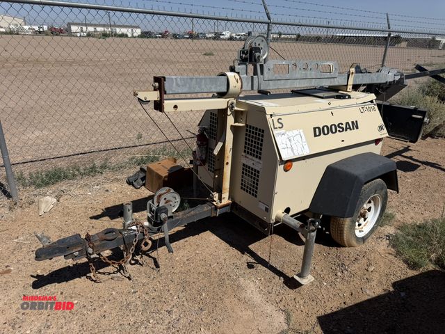 Lot 1-18215 - 2012 Doosan LSC Light Tower, 3 cylinder diesel engine, 4-light extendable tower, hand crank, mounted...