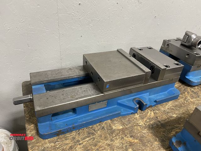 Lot 1-19350 - (1) Kurt 8" machinists vise, missing handle.
