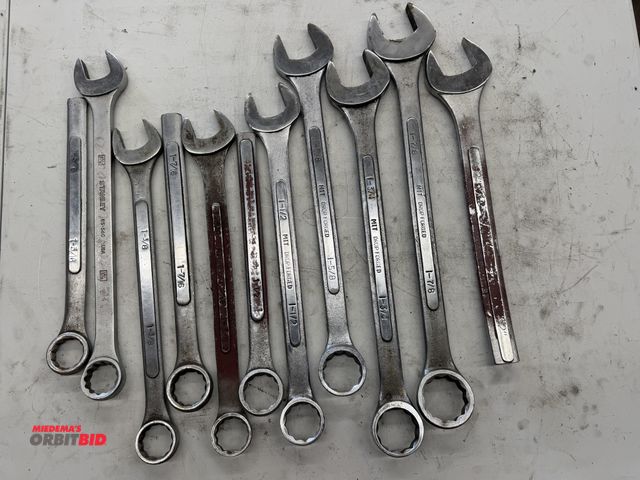 Lot 1-6131 - Lot of larger sized wrenches, ranging in size between 1 5/16", and 1 7/8".