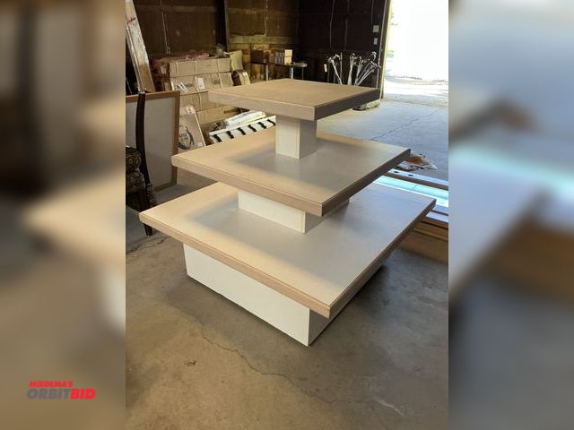Lot 1-18395 - 1 3 tier display table
