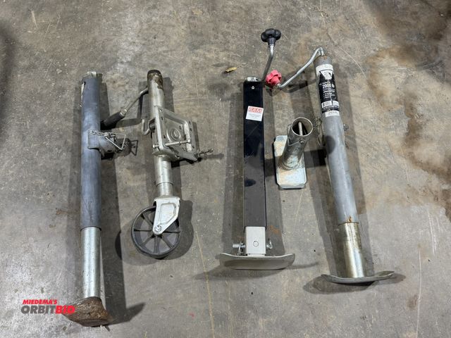 Lot 1-1528 - Lot including (2) Bull Dog 2000 lb. capacity swivel jacks with foot, (1) make and model unknown 1000...