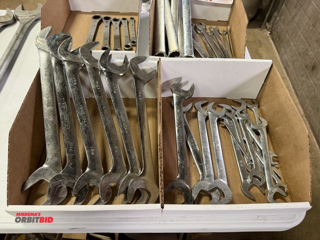 Lot 1-18424 - Lot with (2) boxes of Snap-On angle head wrenches, sizes 3/8" up to 1 1/2".