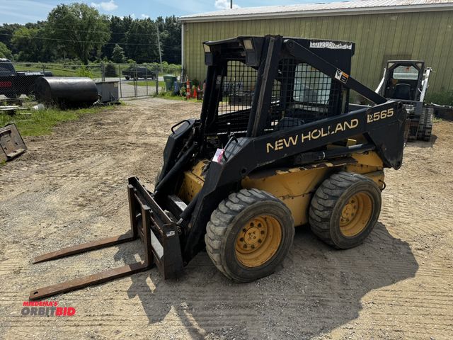 Lot 1-14319 - (1) 1996 New Holland LX565 skid steer loader, OROPS, 40 HP diesel engine, hydrostatic transmission, ...
