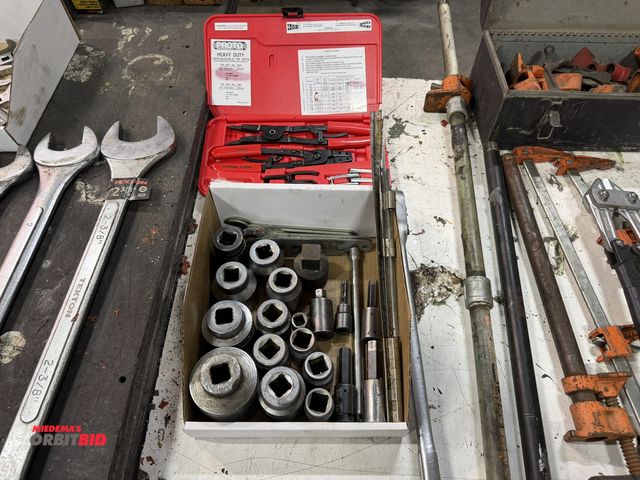 Lot 1-15560 - Lot of assorted 3/4" drive, 3/8" drive, and 1/2" drive sockets, and (1) Proto #361, heavy duty repla...