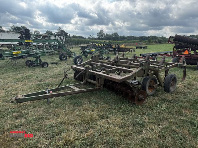 Lot 1-19718 - (1) John Deere 9-shank chisel plow, approx. 11' wide, Type E1710A, S/N 001741N, pin style hitch, tan...