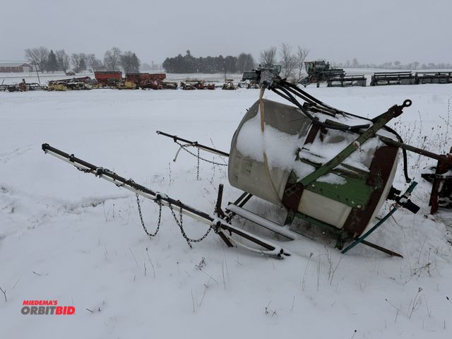 Lot 1-10426 - (1) John Deere 25A, 3 pt. hitch mount sprayer tank with boom, Type E025A, S/N 003765N, approx. 20' w...