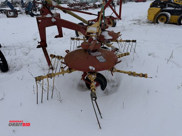 Lot 1-10401 - (1) New Holland, model 255, 2-basket rotary tedder type, 3 pt. hitch mount, 540 PTO shaft, S/N 93554...