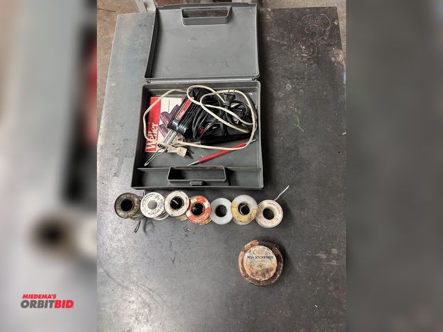 Lot 1-3542 - Soldering Gun &amp; Solder