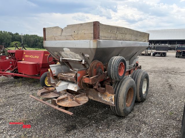 Lot 1-9865 - (1) Chandler tandem axle fertilizer spreader, stainless box, double spinners, hydraulic drive, appro...