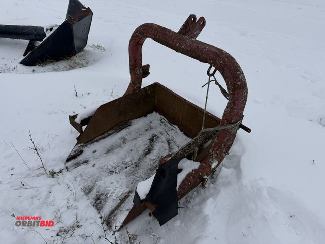 Lot 1-10437 - (1) 3 pt. mount bucket, 24" wide x approx. 31.5" deep, unknown make or model.