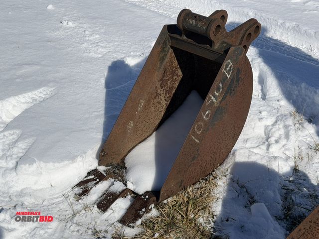 Lot 1-11575 - (1) 3-tine excavator bucket, 12" wide, inside to inside of attachment bracket is 5".