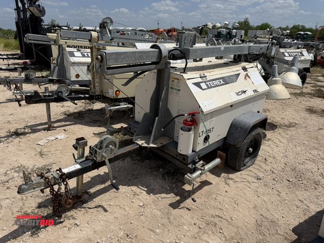 Lot 1-9502 - (2) 2012 Terex RL4 light tower, 3-cylinder diesel engine, 4 light extendable tower, hand crank, moun...