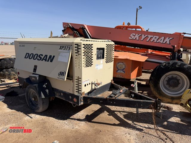 Lot 1-18206 - 2012 Doosan XP375  towable air compressor, 4 cylinder diesel engine 375 CFM mounted on single axle c...