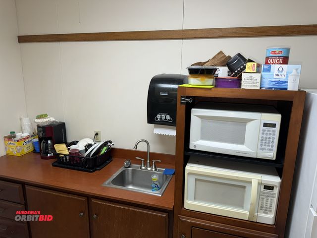 Lot 1-18928 - Contents of kitchen items, includes (2) microwave ovens, 1 GE/1 Hamilton Beach, Brita water filters,...