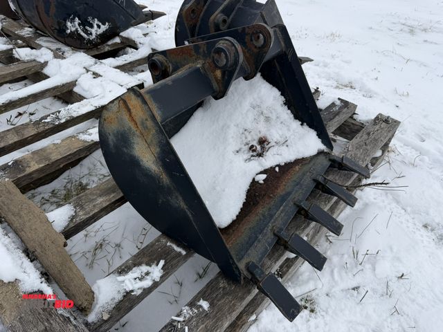 Lot 1-11707 - (1) new old stock 5-tooth excavator bucket, approx. 24" wide, 5 1/4" from inside to inside of attach...